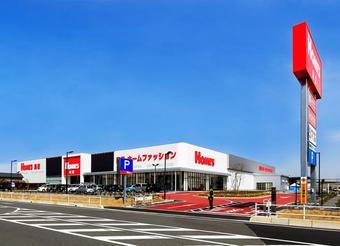 晴天の下に建つ島忠ホームズ春日部店外観の写真