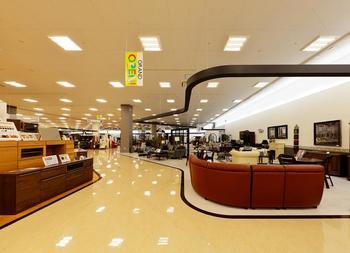 広々としたフロアに家具が陳列されている島忠ホームズ春日部店の家具売り場コーナー内観の写真