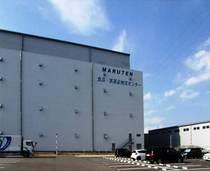 丸天運送 株式会社の大きな食品・衣料品物流センターの外観の写真