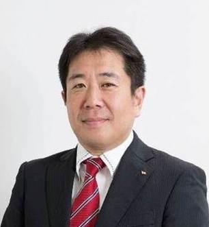 黒いスーツに赤いネクタイをした社長 田浦辰也さんの写真