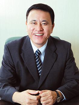 スーツ姿にネクタイを締める代表取締役社長山下視希夫様の写真