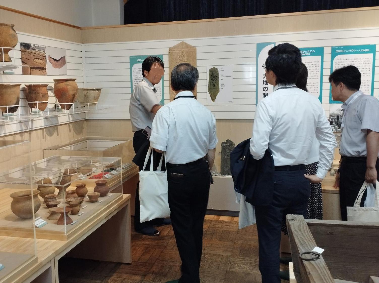 内覧会で展示内容を説明する様子