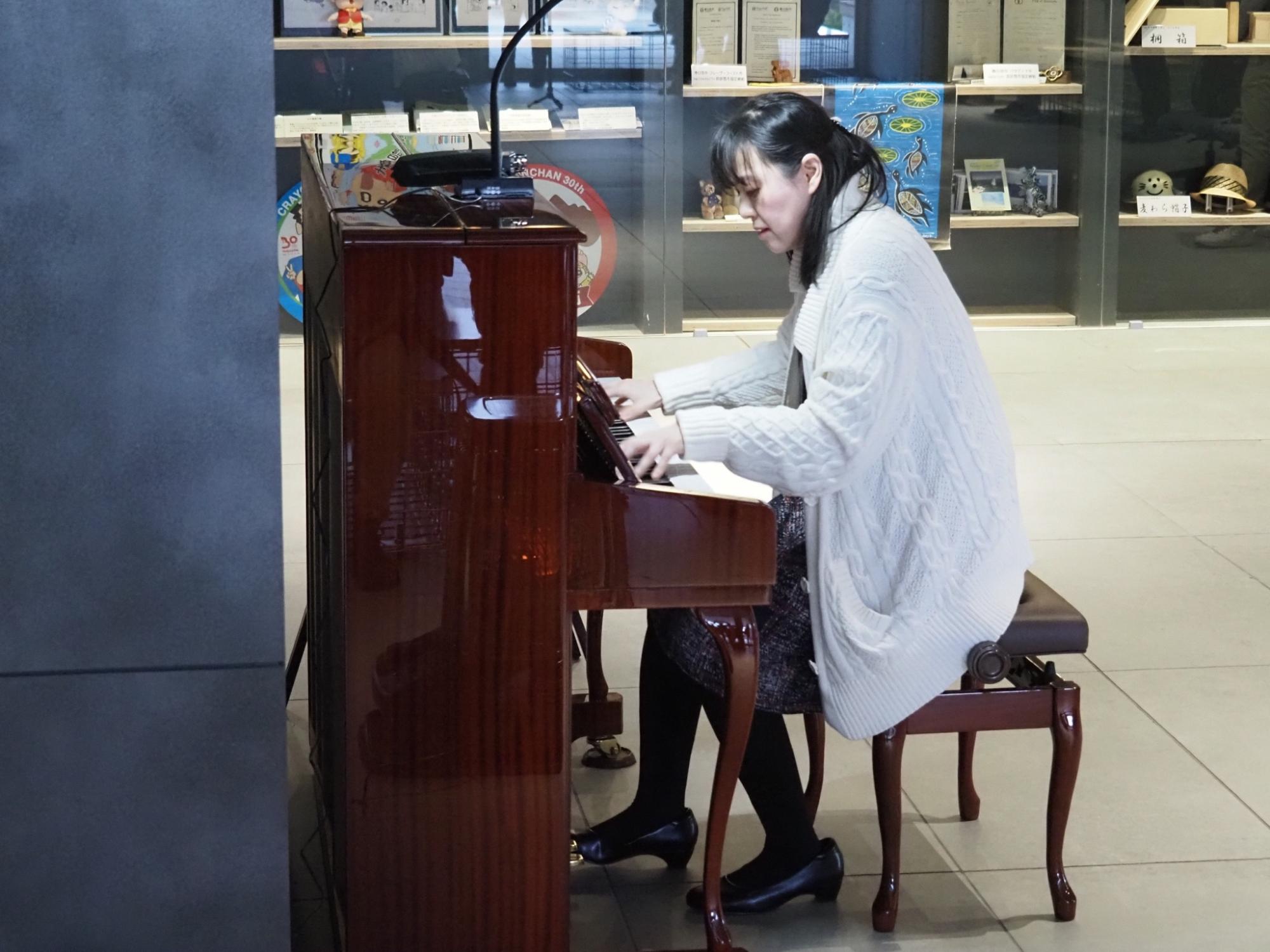 近藤由貴さんがピアノを演奏する様子