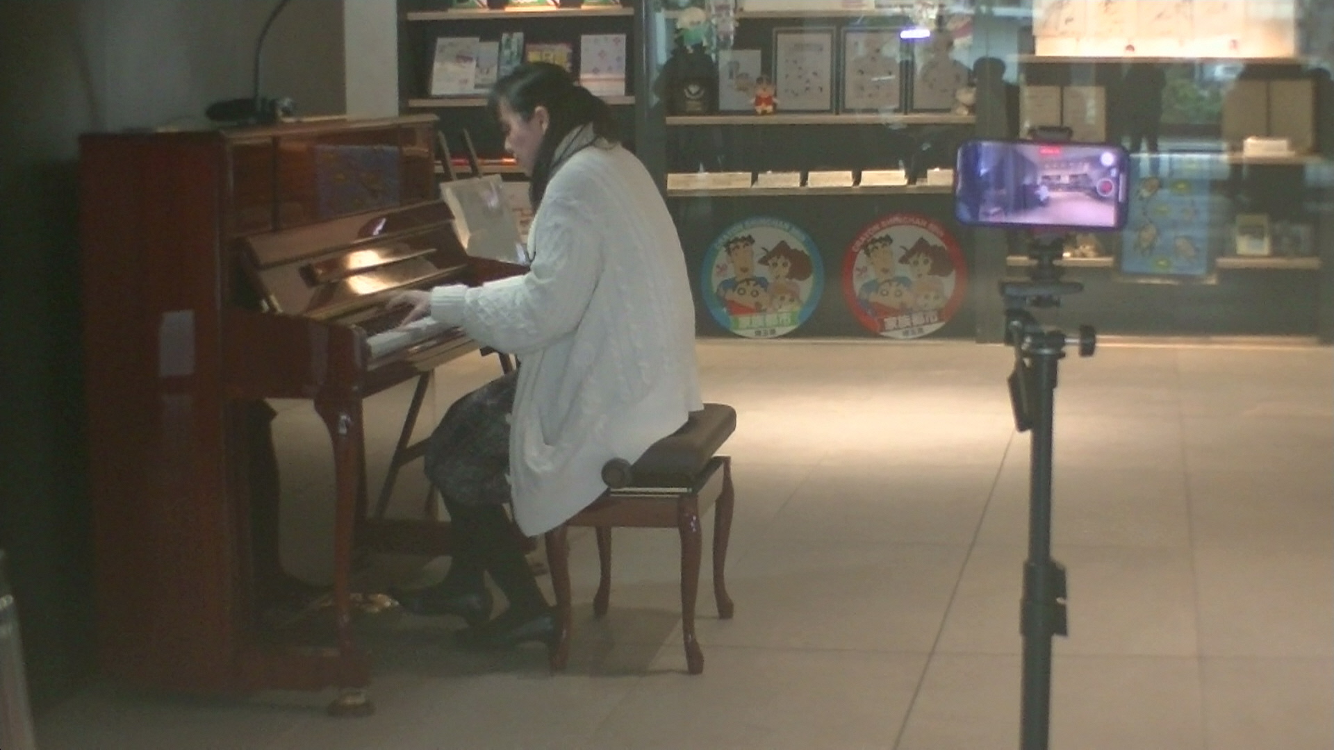 ピアノ演奏を撮影している様子