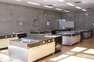 炊事実習に使うキッチンが並んでいる生涯学習室の写真