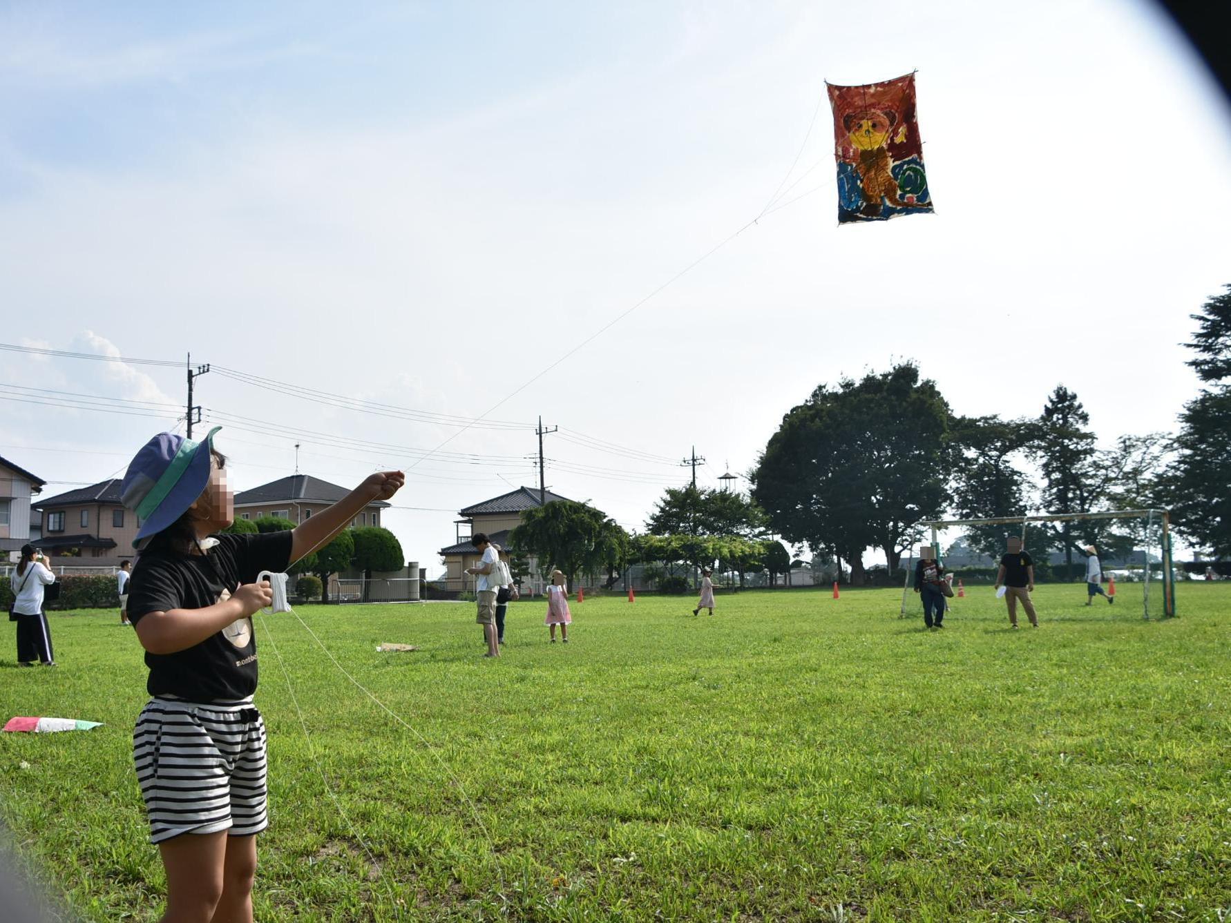 多目的広場で凧あげをする様子