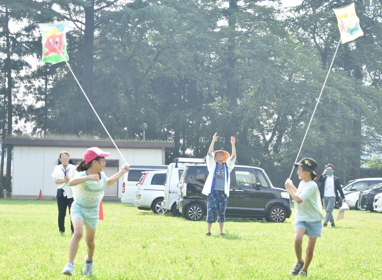 多目的広場で凧あげする様子（その2）