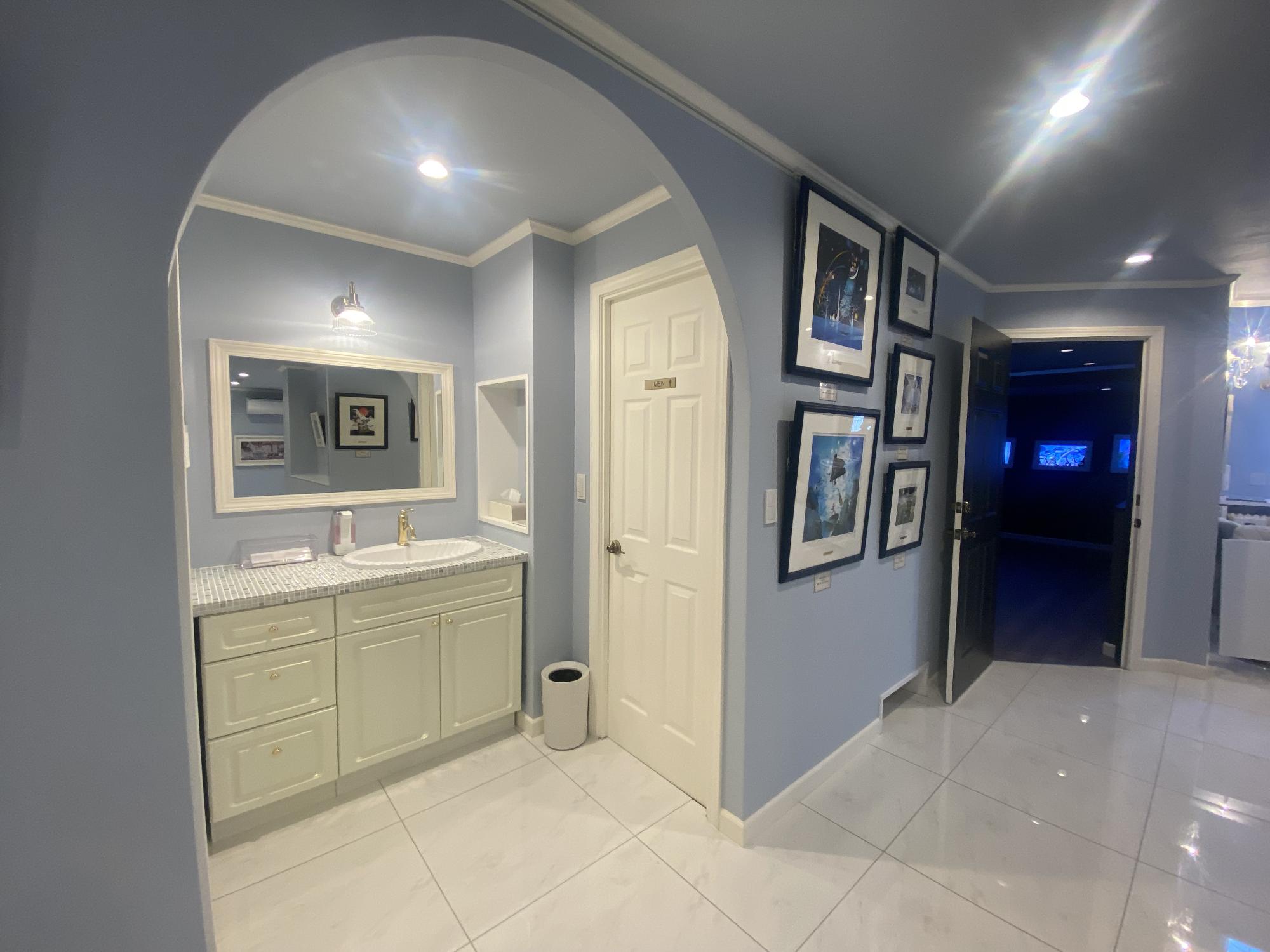 おしゃれな洗面所と展示室の写真