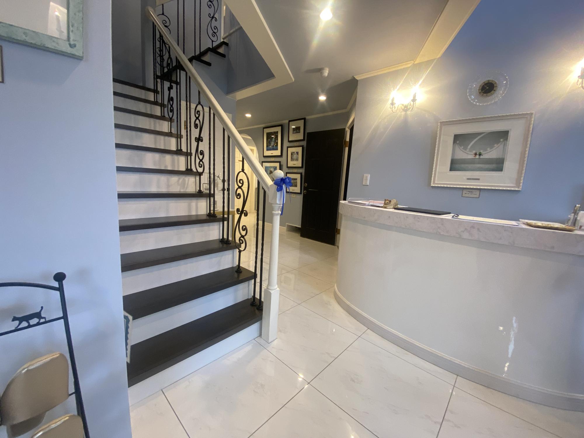 美術館の受付と階段の写真