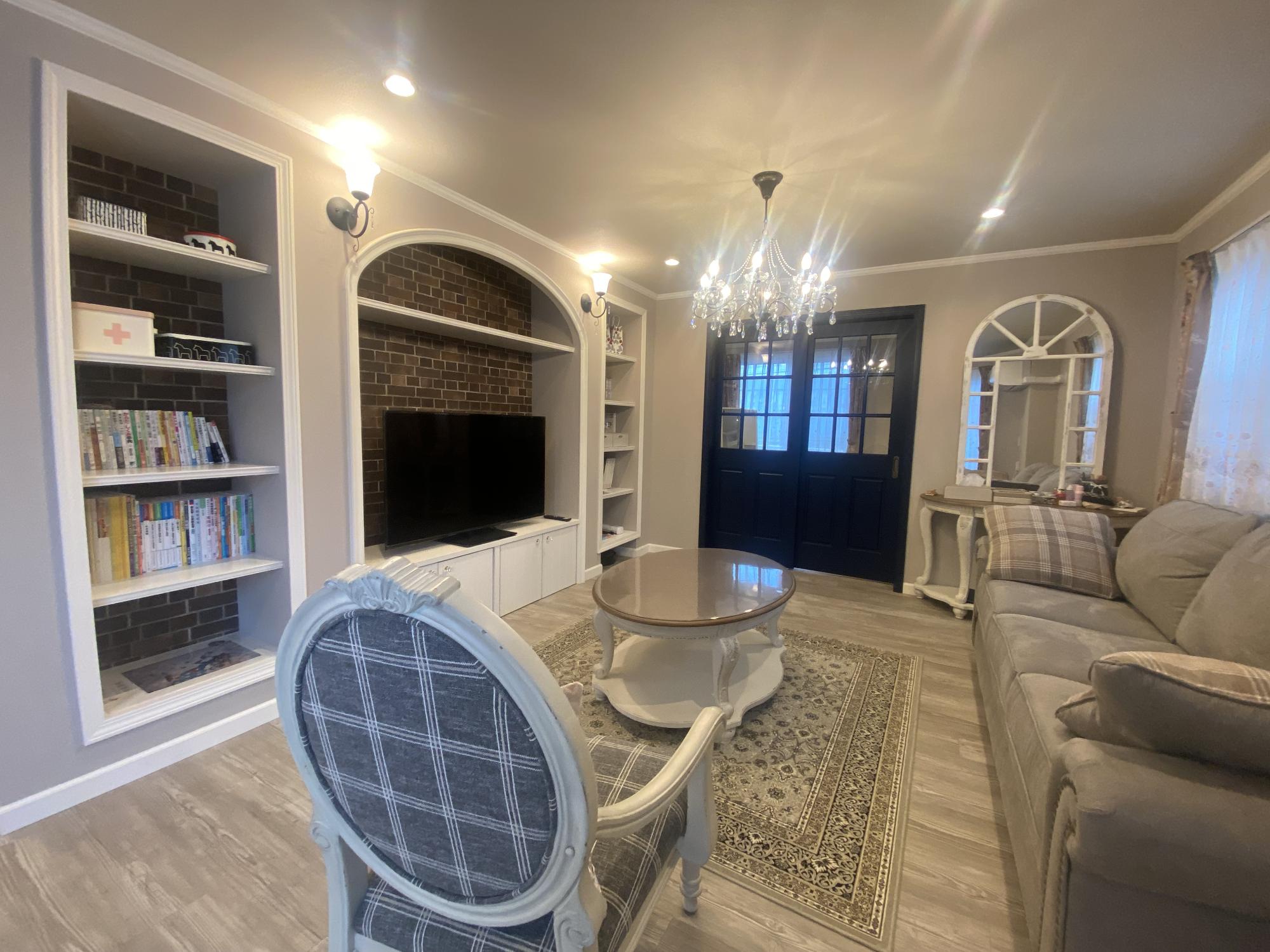 シャンデリアが特徴的なリビングの写真