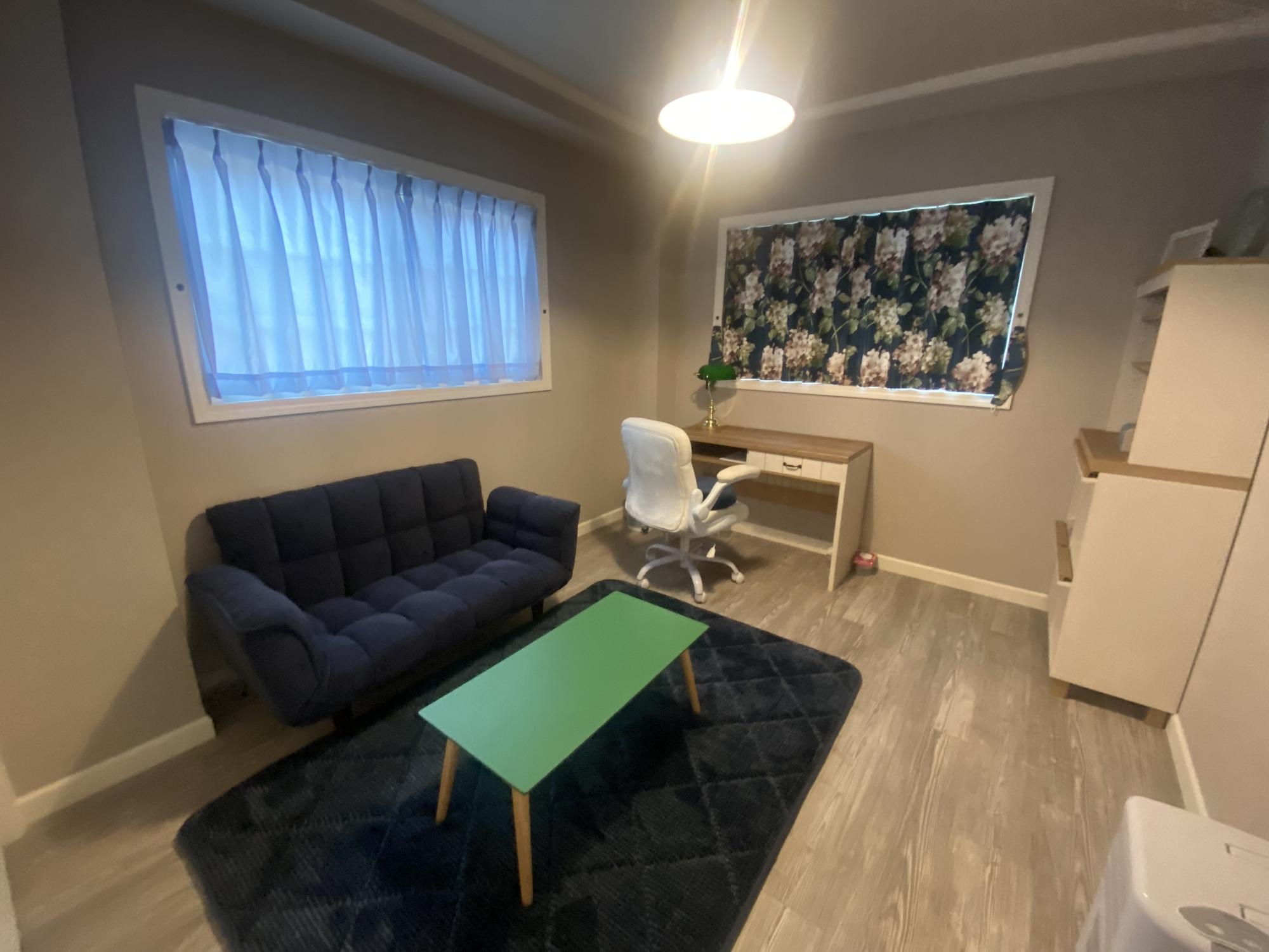 落ち着いた色合いの家具がそろっている部屋の写真