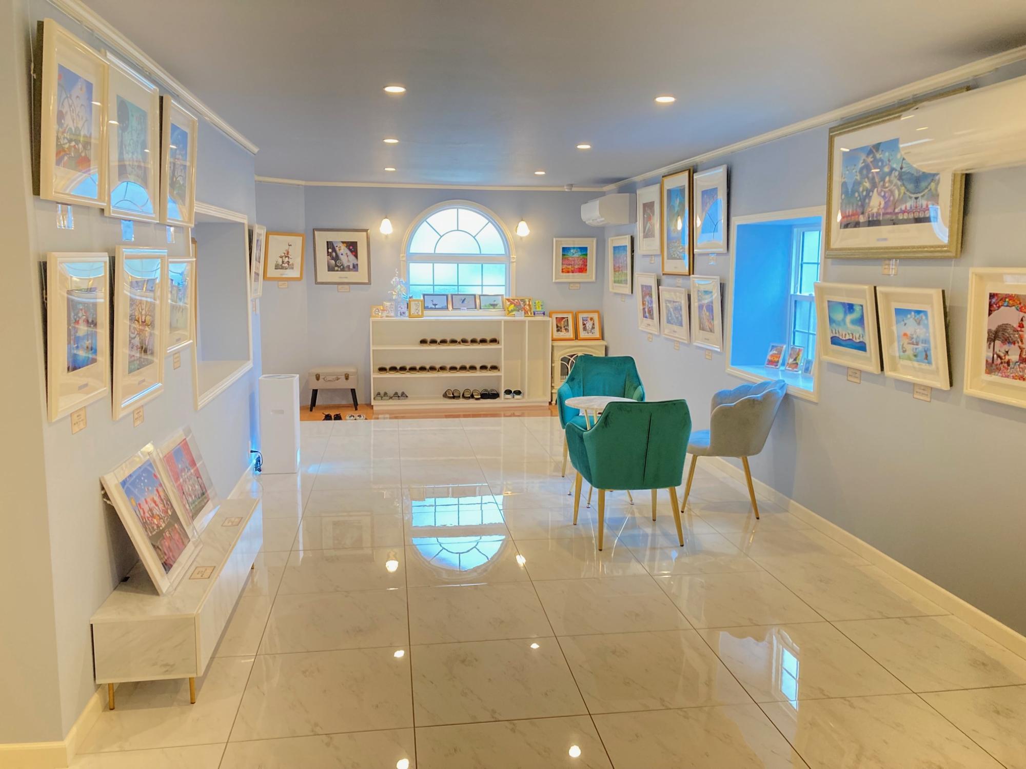 おしゃれな靴入れと窓から光が差し込む展示室の写真