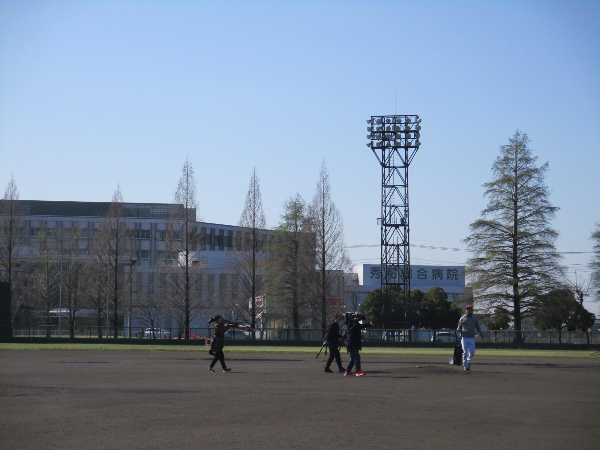 大沼公園野球場で撮影準備をしている写真