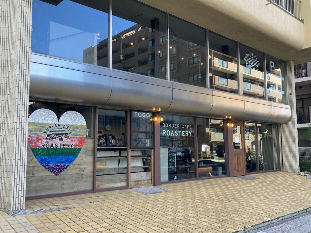 大きなハートが目立つガラス張りの外観