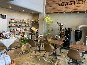 焙煎機がおしゃれな店内