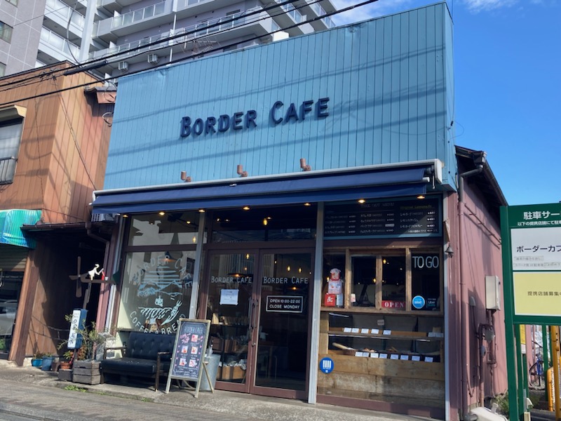 青い屋根が目印のおしゃれな外観