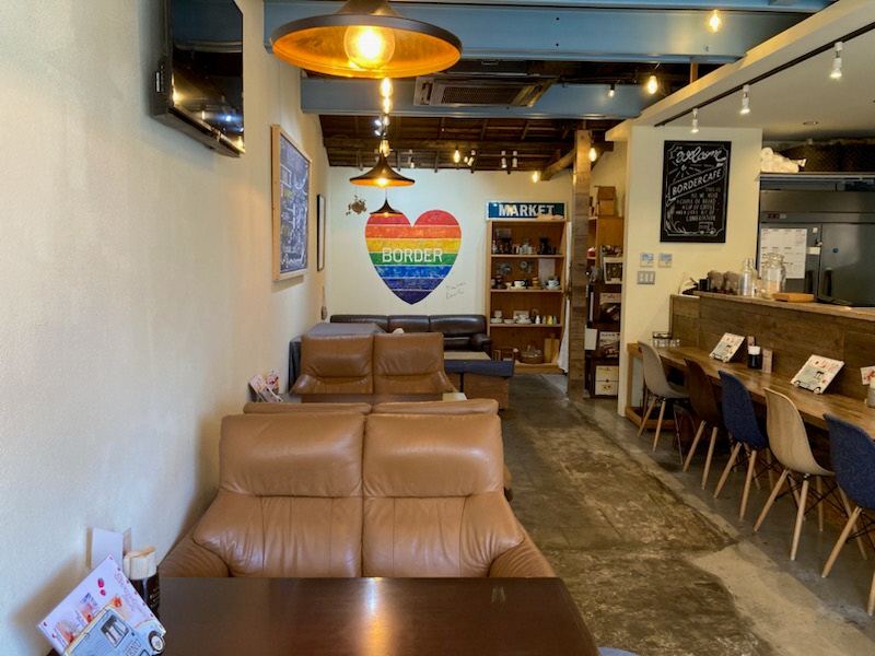 店内奥に大きなレインボーハートがペイントされている。