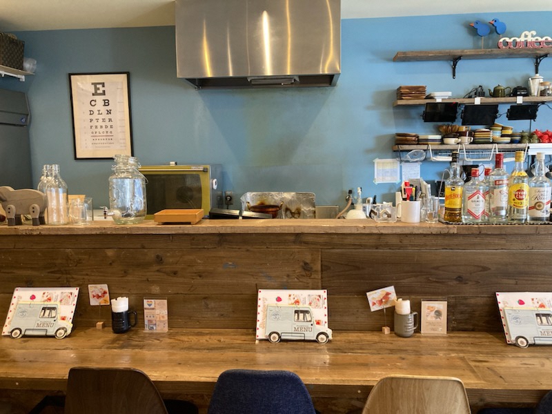 洋酒のビンが並ぶカジュアルなカウンター