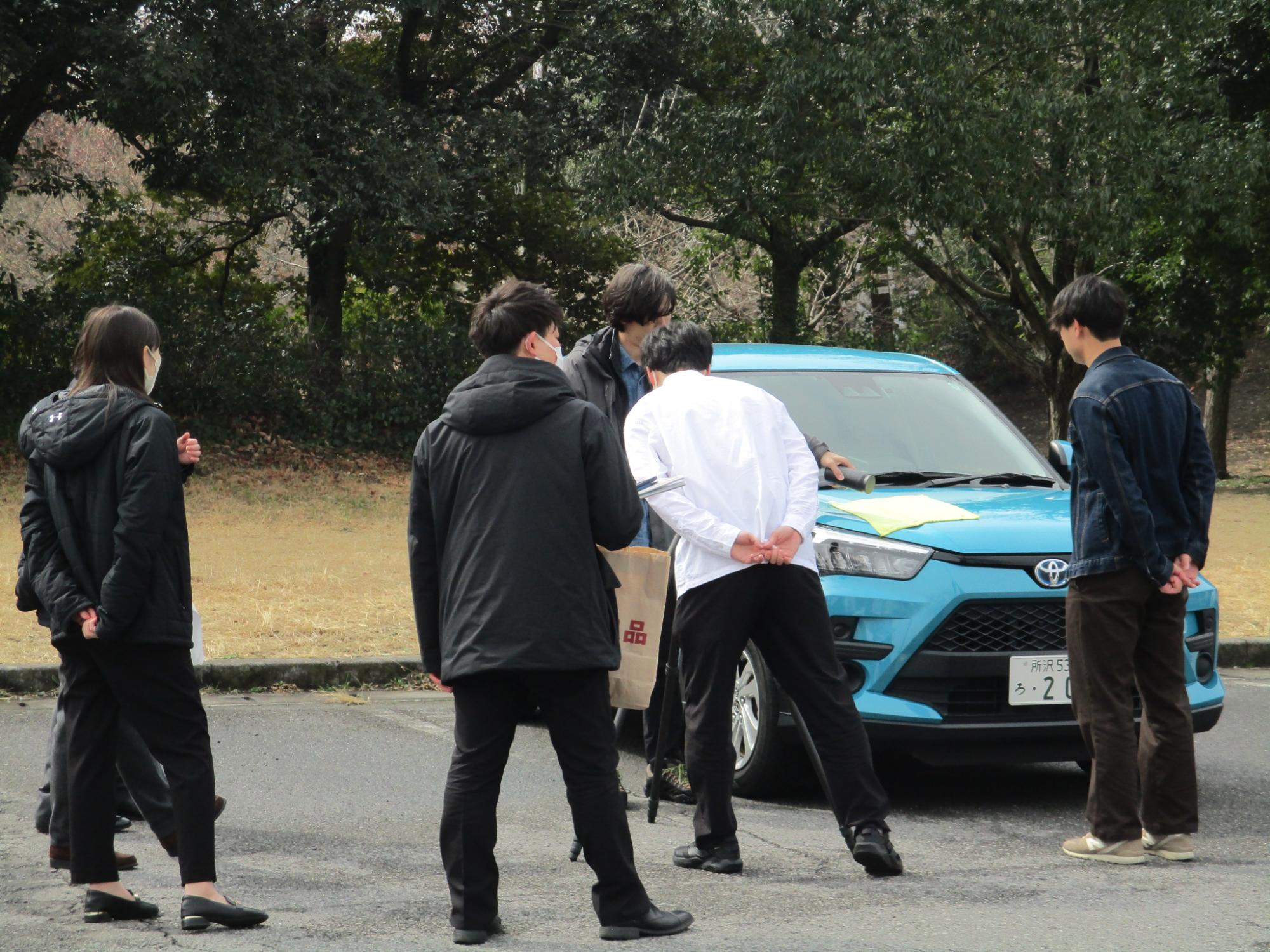 タオルの吸水力を試す撮影をしているところ