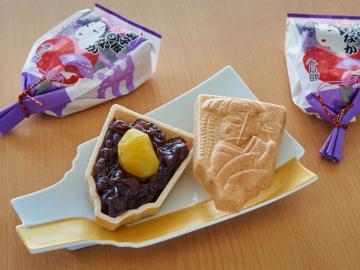 最中の皮がふたが外されたように横においてあり中身のあんこと栗が見えての正面斜め上から写した写真