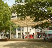 広葉樹に囲まれる中央町第4公園野外ステージの写真