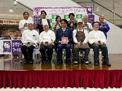 写真：殿堂入り食品取り扱い事業者記念写真