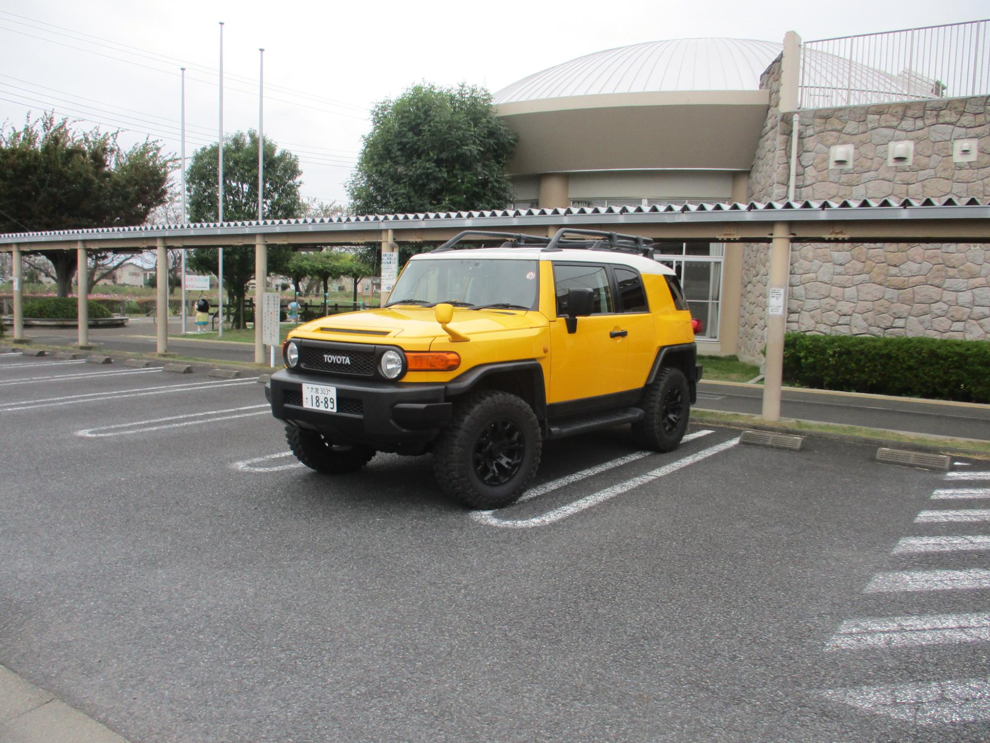 メシドラの専用車の後ろにエンゼルドームが存在する写真