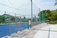 フェンスで囲まれたバスケットゴール場の外観写真