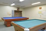 ビリヤード台が二台並ぶプレイルームの写真