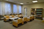 二対のソファと机が並んでいる図書コーナーの写真