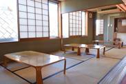 畳座敷に座卓が並ぶ教養娯楽室の写真