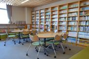 壁一面に本棚が並べられている図書室の写真