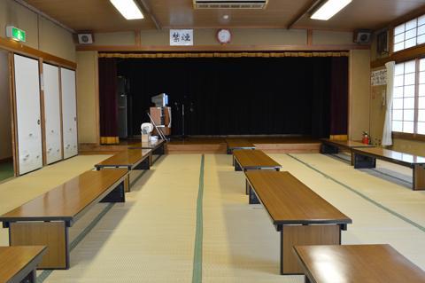 畳に座卓が並ぶ薬師沼憩いの家の大広間の写真
