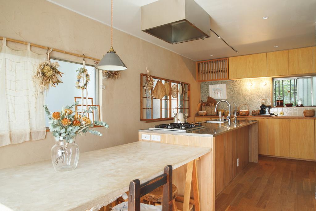 木のぬくもりがあるおしゃれなキッチンスタジオの写真