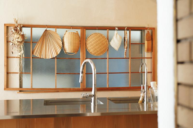 水回り。壁には籠などもかけられています。