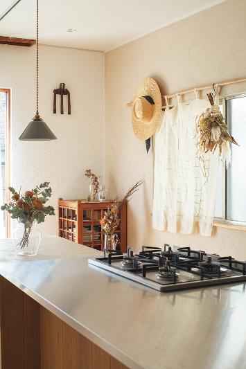 コンロ回り。木のぬくもりがあふれるキッチン。