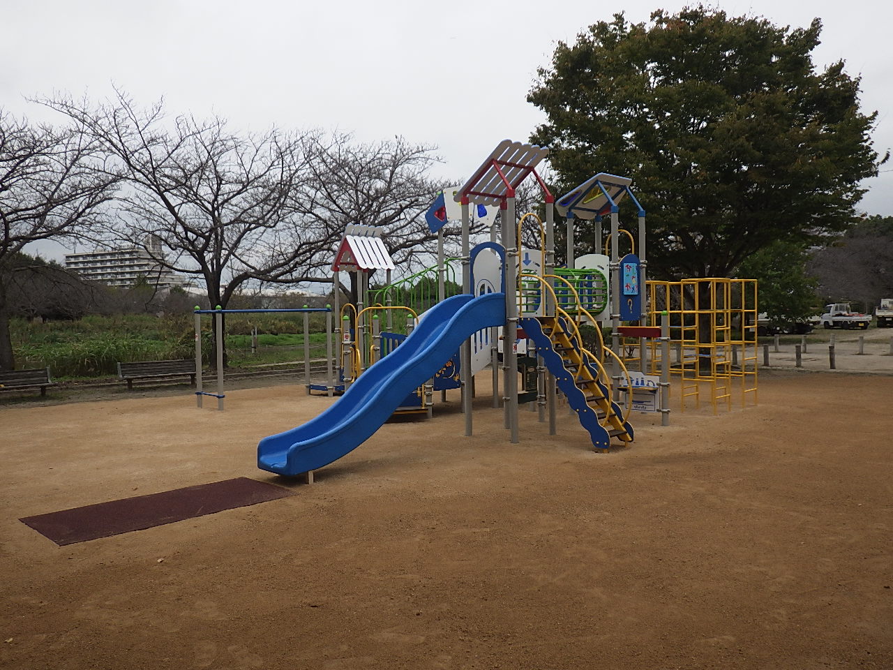 カラフルな遊具がある牛島古川公園の写真