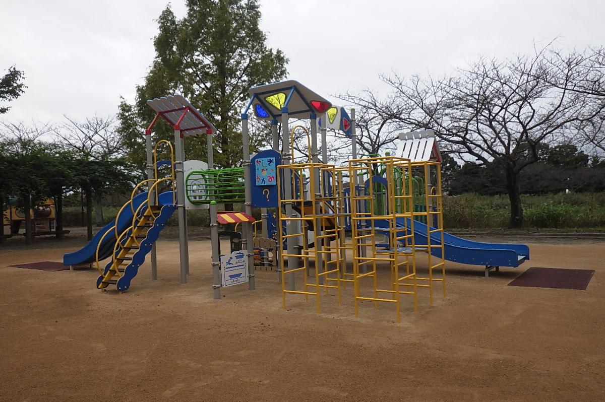 カラフルな遊具が特徴的な牛島古川公園の写真