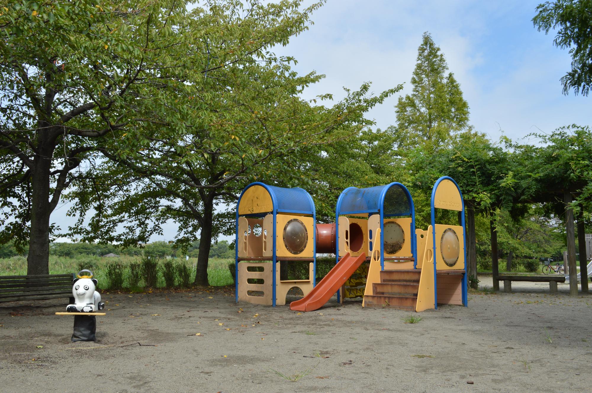 黄色の遊具が特徴的な牛島古川公園の写真