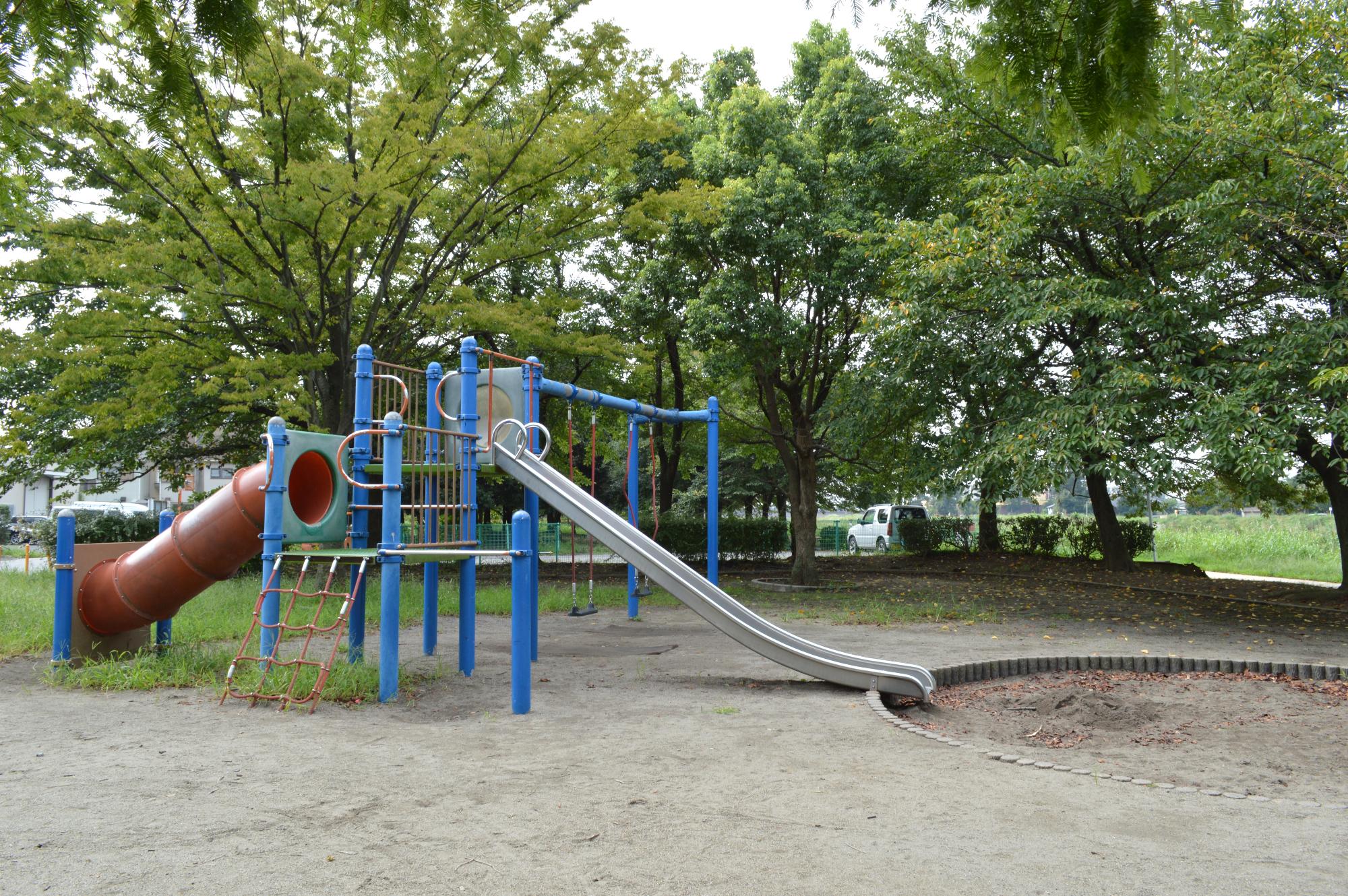 大きな滑り台が特徴的な牛島古川公園の写真