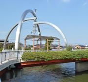 川の上に建つアーチ型のモニュメントの写真