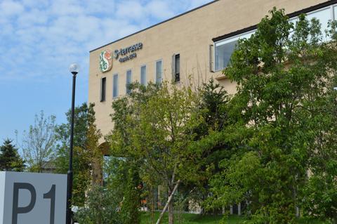 「S-terrasse」の字とロゴがあるエステラス外観写真