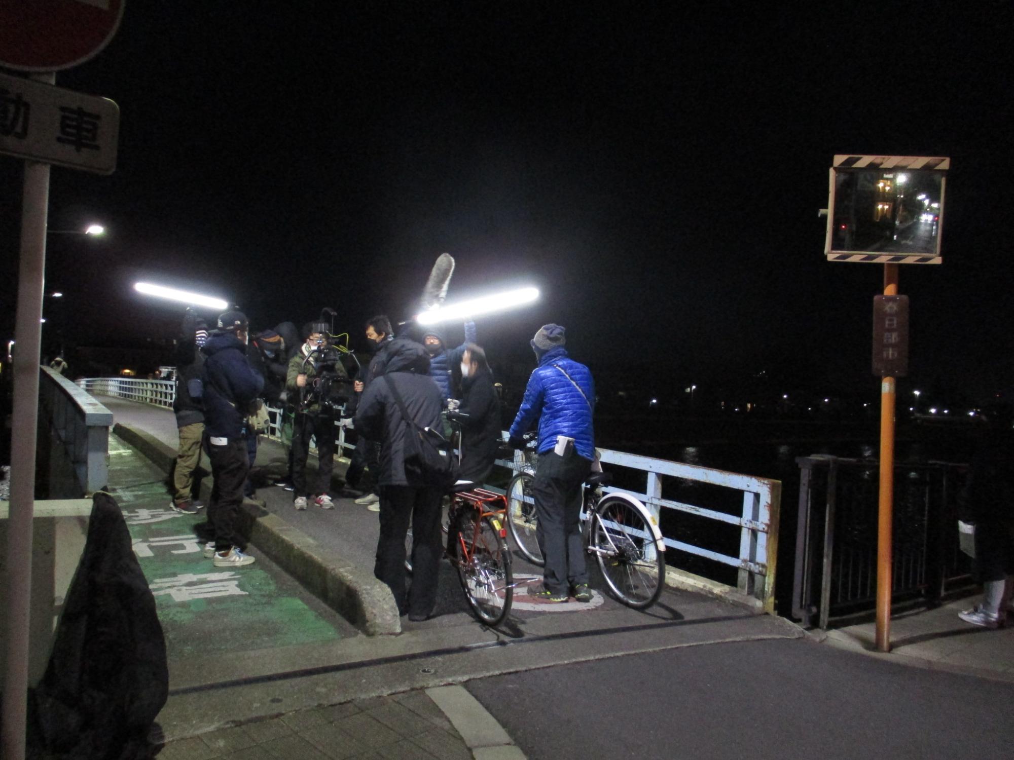 ドラマを春日橋で撮影している