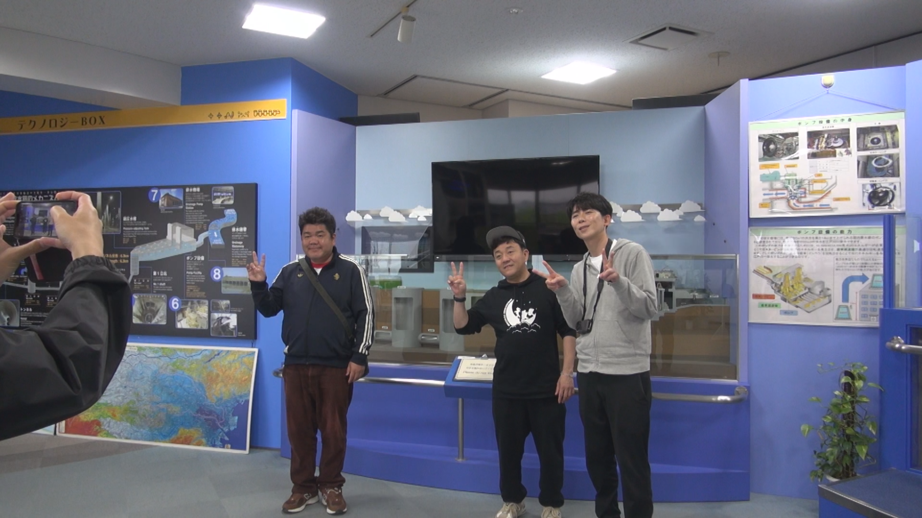 出演者がポーズをとっているところ