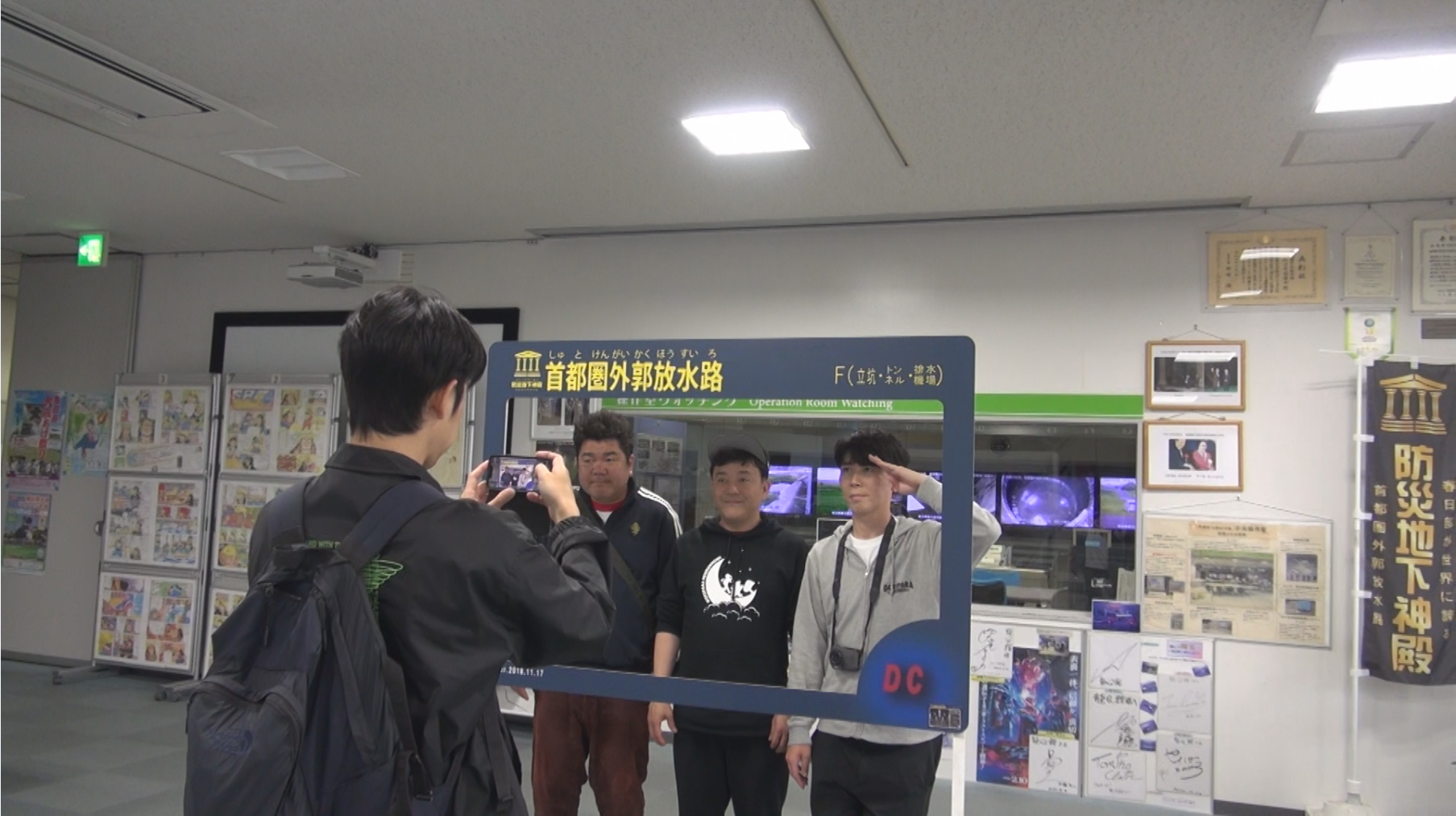 出演者が首都圏外郭放水路の撮影ブースで記念写真をとっているところ