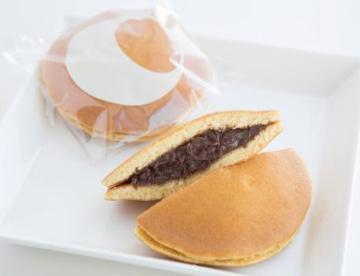 三日月模様の梱包袋に入ったどらやきの写真