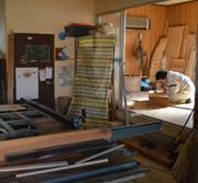建材が並ぶ部屋の奥で作業をしている様子の写真