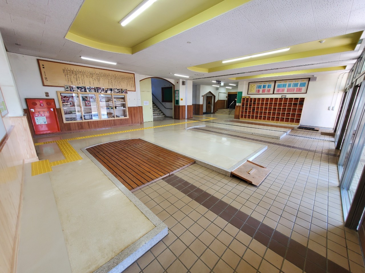 1階昇降口ハルカイト小学校の面影が残っています