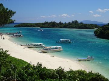 青く透明な海に白いボートが並んでいる 川平湾 (かびらわん)の写真