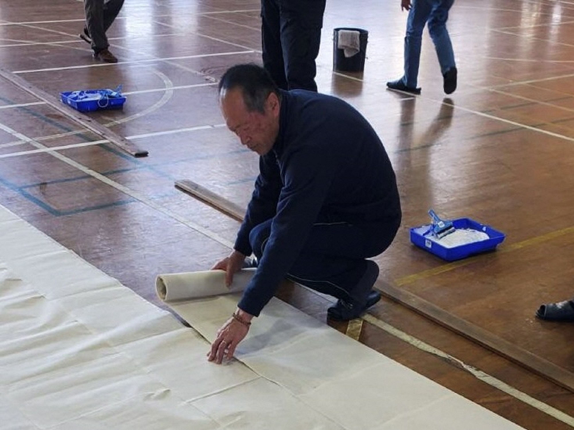 大貼り作業の様子